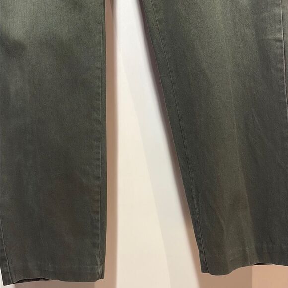 Versatile Green Chinos with Classic Straight-Leg - Picture 4 of 10